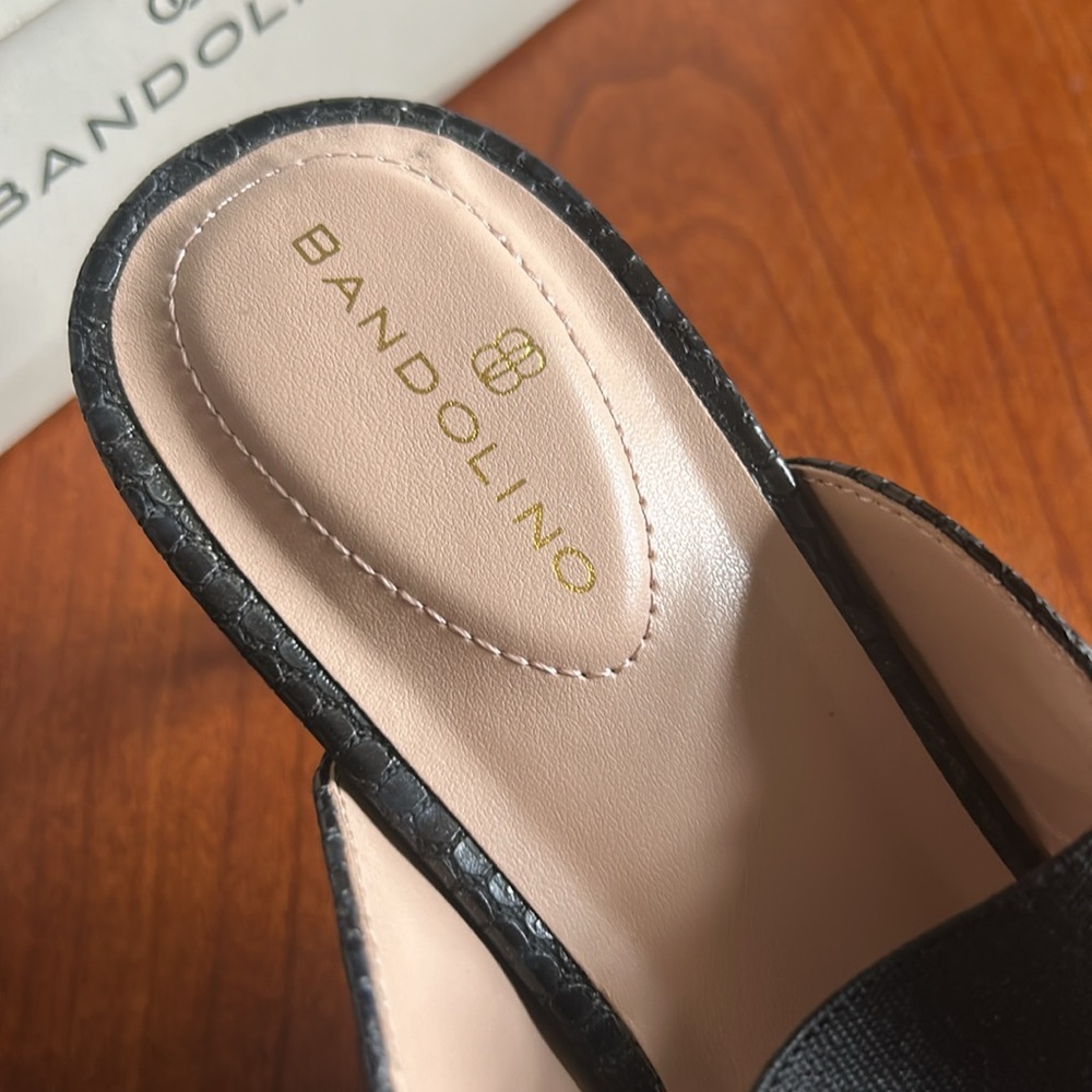 Bandolino Womens Myna 3 Black Faux Leather Slip On Kitten Heels Shoes NWT sz 8 - Picture 2 of 8